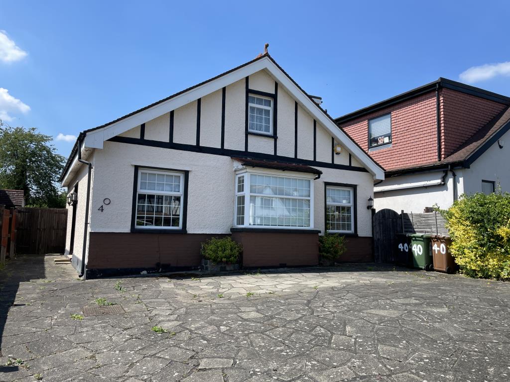 Lot: 84 - DETACHED BUNGALOW & GARAGE WITH POTENTIAL - outside image of property from bottom of driveway in street